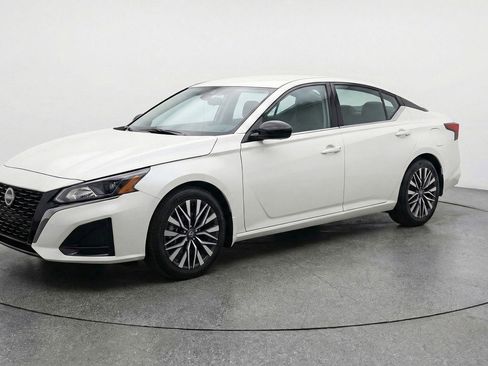 Used 2025 Nissan Altima 2.5 SV image 3