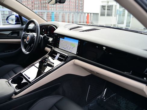 Certified 2024 Porsche Panamera 4 image 22