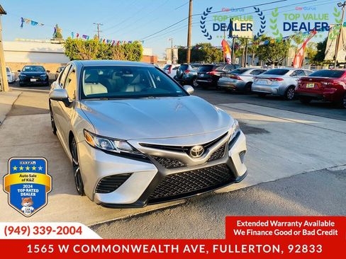 Used 2018 Toyota Camry SE FWD image 2