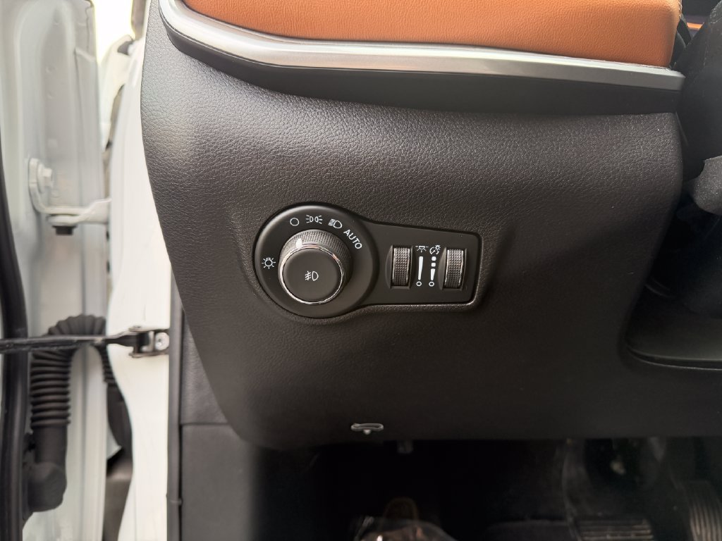 Used 2025 Jeep Compass Limited AWD/4WD image 17