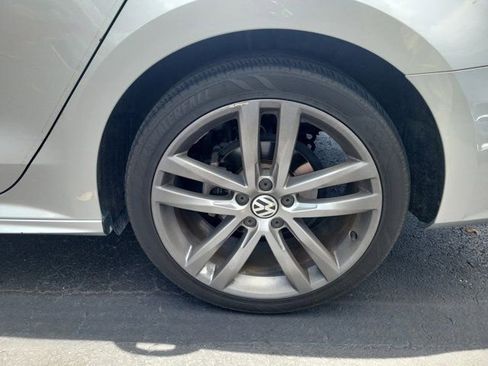 Used 2018 Volkswagen Passat 2.0T R-Line w/ R-Line Lighting Package FWD image 5