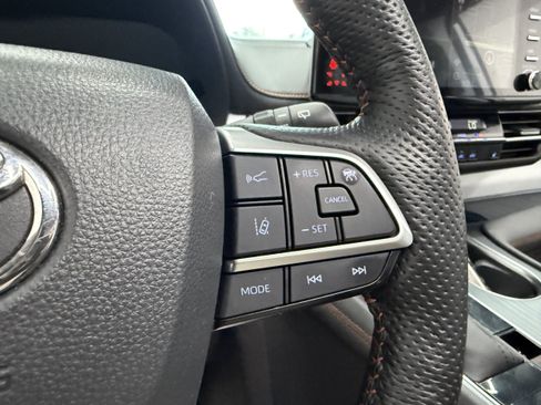 Used 2023 Toyota Sienna XLE FWD image 16