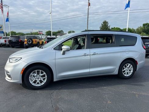 Used 2022 Chrysler Pacifica Touring-L FWD image 3