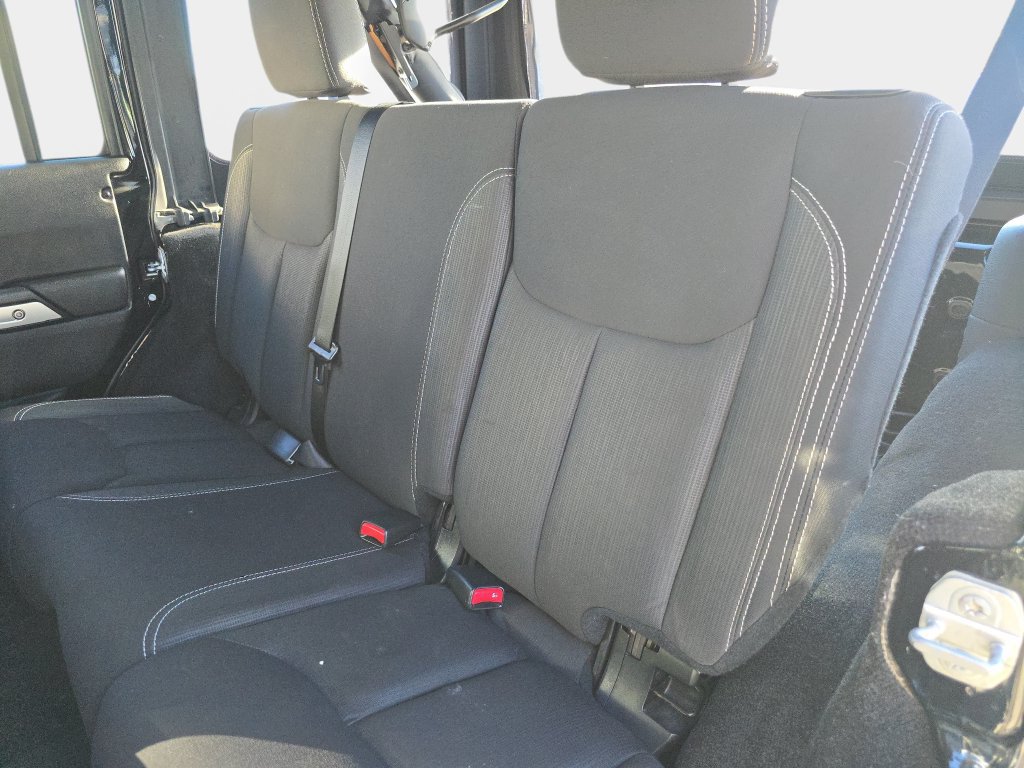 Used 2015 Jeep Wrangler Unlimited Sahara w/ Connectivity Group AWD/4WD image 17