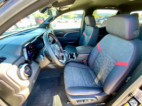Used 2025 Chevrolet Colorado Z71 AWD/4WD image 18