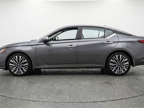 Used 2025 Nissan Altima 2.5 SV FWD image 5