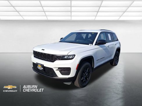 Used 2024 Jeep Grand Cherokee Altitude AWD/4WD image 7