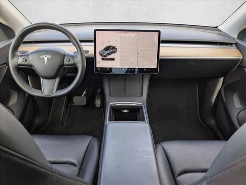 Used 2022 Tesla Model Y Long Range image 18