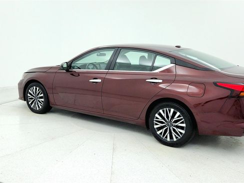 Used 2025 Nissan Altima 2.5 SV image 2