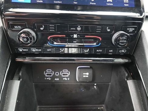 Used 2023 Jeep Grand Cherokee Limited AWD/4WD image 16