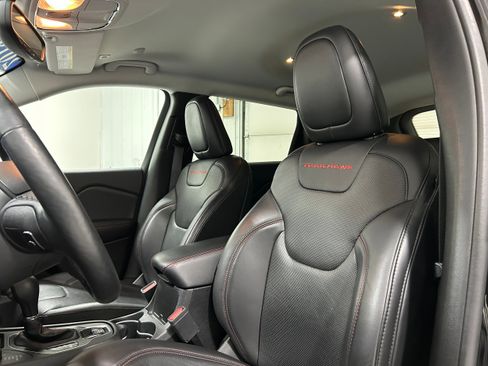 Used 2019 Jeep Cherokee Trailhawk image 28