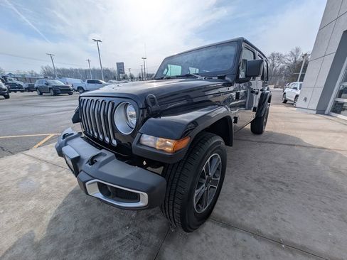 Used 2023 Jeep Wrangler Sahara image 8