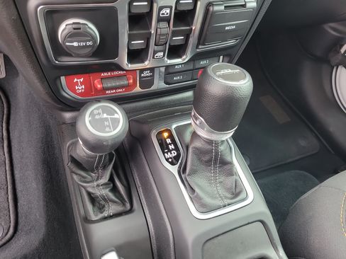 Used 2024 Jeep Gladiator Mojave AWD/4WD image 25