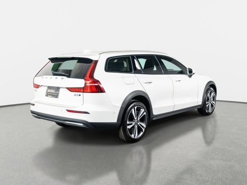 Used 2026 Volvo V60 B5 Cross Country Plus w/ Protection Package Premier image 10