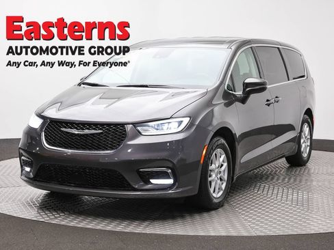 Used 2023 Chrysler Pacifica Touring-L FWD image 1