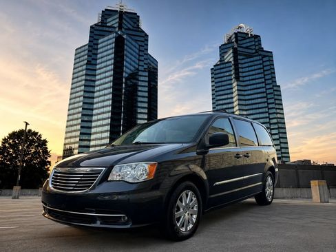 Used 2014 Chrysler Town & Country Touring FWD image 1