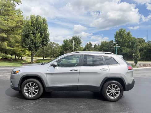 Used 2019 Jeep Cherokee Latitude Plus w/ Cold Weather Group AWD/4WD image 6