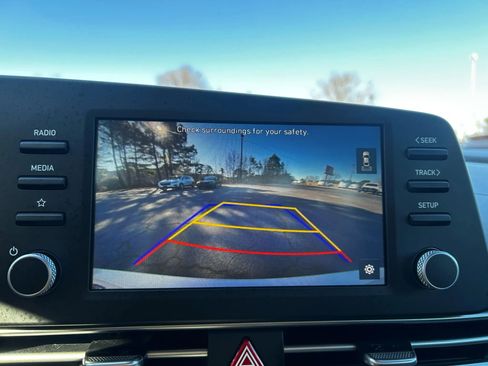 Used 2023 Hyundai Elantra SEL image 21