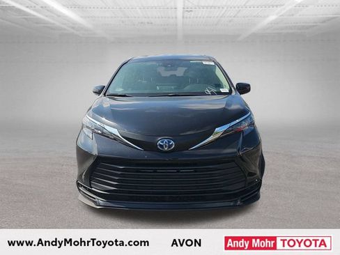 Used 2025 Toyota Sienna LE FWD image 3
