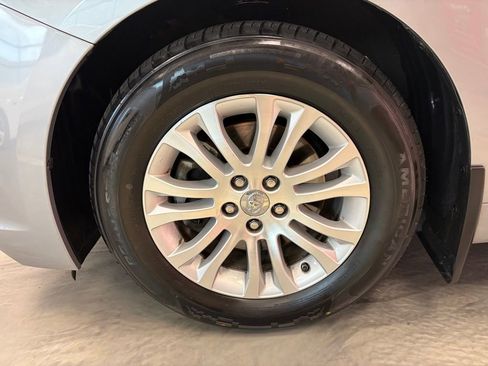 Used 2017 Toyota Sienna XLE w/ XLE Navigation Package image 27