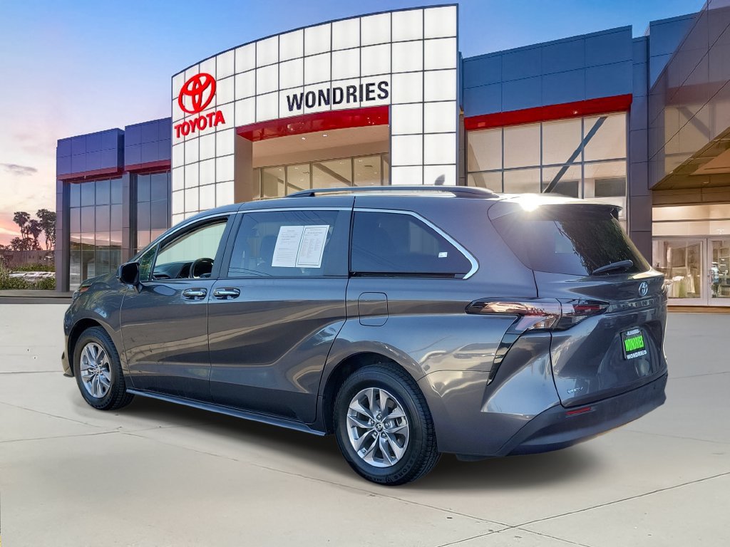Used 2025 Toyota Sienna XLE FWD image 5