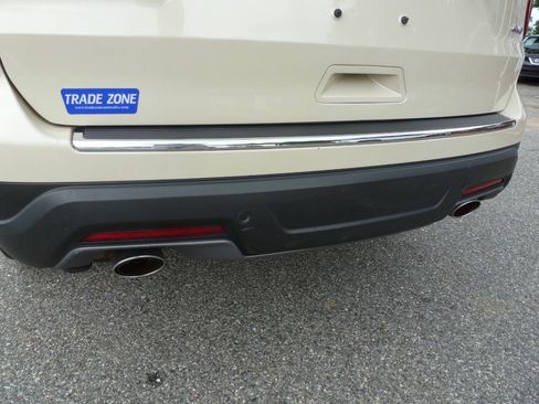 Used 2018 Ford Explorer XLT w/ Equipment Group 202A AWD/4WD image 11