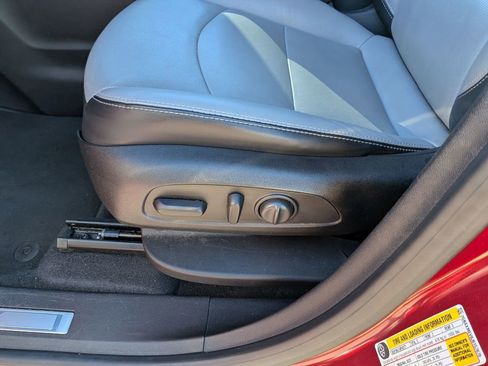 Used 2018 Chevrolet Equinox Premier image 16