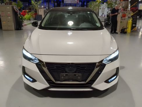 Used 2022 Nissan Sentra SR w/ Lighting Package FWD image 3