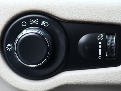 Used 2020 Chrysler Voyager L image 41