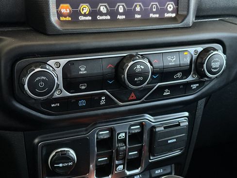 Used 2023 Jeep Wrangler Unlimited Sahara AWD/4WD image 19