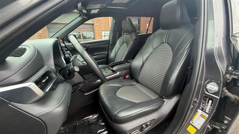Used 2021 Toyota Highlander XSE FWD image 32