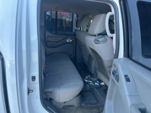 Used 2010 Nissan Frontier SE image 17