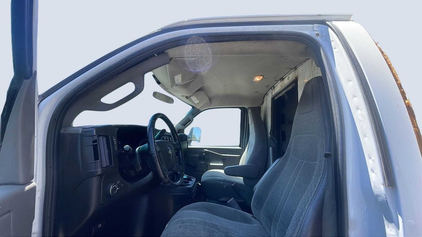 Used 2017 Chevrolet Express 4500 RWD image 9