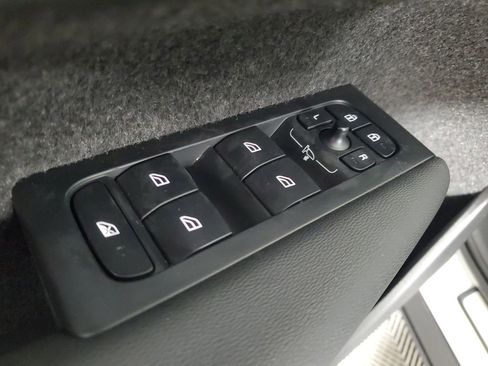 Certified 2025 Volvo XC40 B5 Core image 20