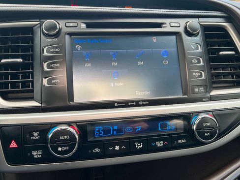 Used 2017 Toyota Highlander XLE w/ Carpet Mat Package AWD/4WD image 39