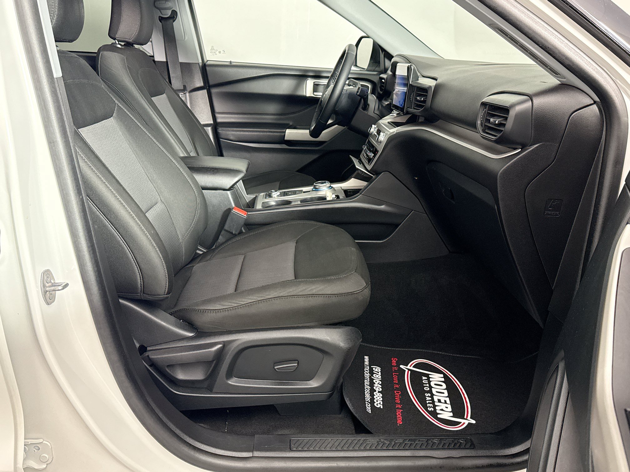 Used 2023 Ford Explorer XLT AWD/4WD image 36