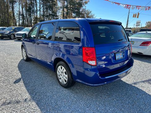 Used 2019 Dodge Grand Caravan SE w/ UConnect Hands-Free Group image 3