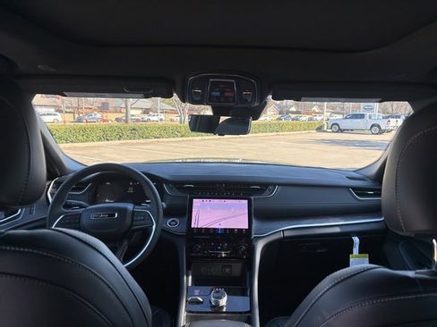 Used 2025 Jeep Grand Cherokee Limited w/ Luxury Tech Group II image 12