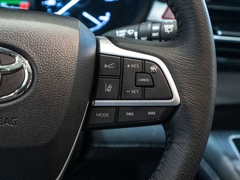 Used 2025 Toyota Sienna XLE image 30