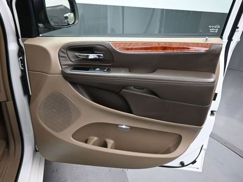 Used 2014 Chrysler Town & Country Touring image 44