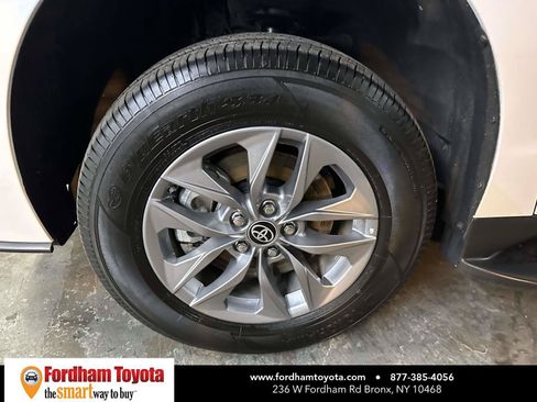 Used 2026 Toyota Sienna LE FWD image 11