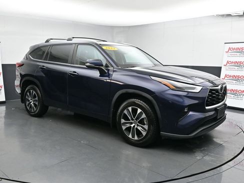 Used 2023 Toyota Highlander XLE image 2