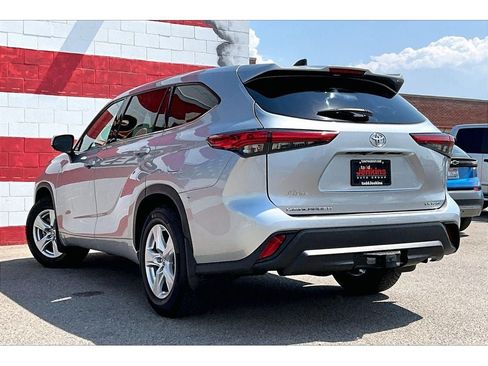 Used 2022 Toyota Highlander LE AWD/4WD image 13