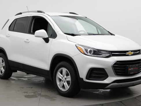 Used 2022 Chevrolet Trax LT w/ LT Convenience Package AWD/4WD image 3
