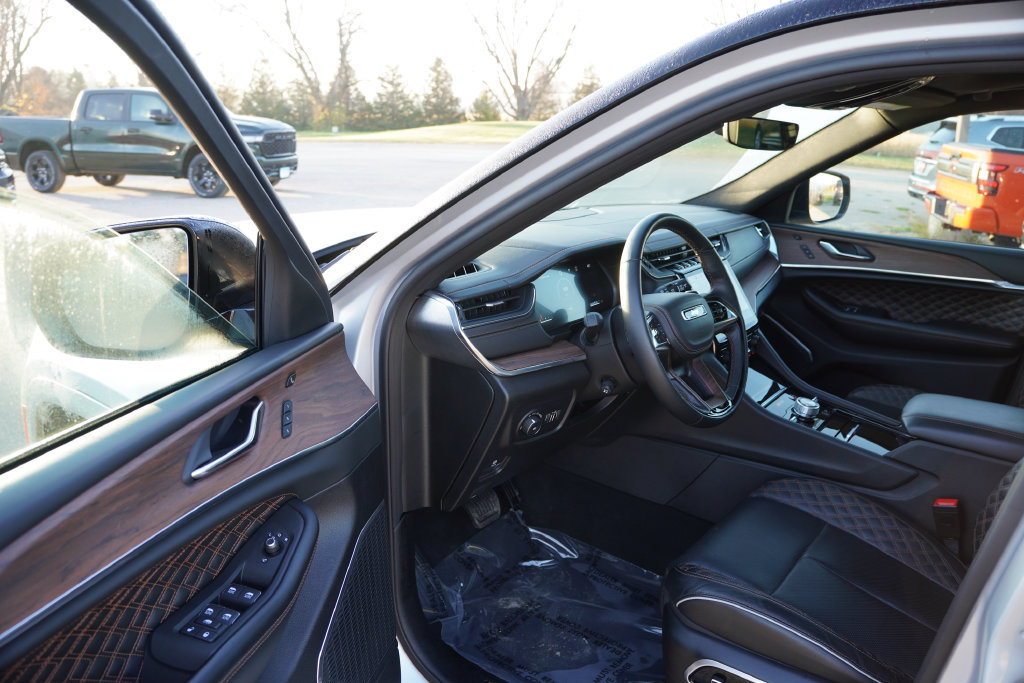 Used 2025 Jeep Grand Cherokee Summit w/ Obsidian Package AWD/4WD image 15