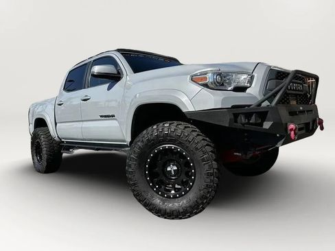 Used 2018 Toyota Tacoma TRD Sport RWD image 1