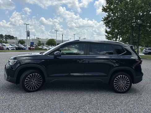 Used 2025 Volkswagen Taos SE FWD image 8
