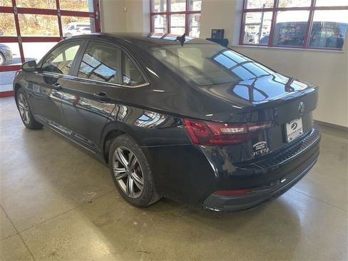 Used 2023 Volkswagen Jetta SE image 5