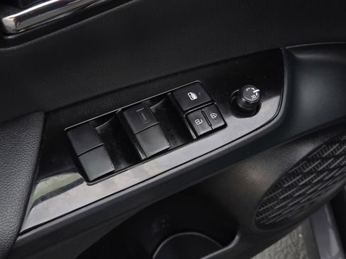 Used 2021 Toyota Prius LE image 10