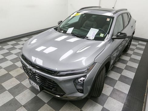 Used 2025 Chevrolet Trax ACTIV w/ Sunroof Package FWD image 6